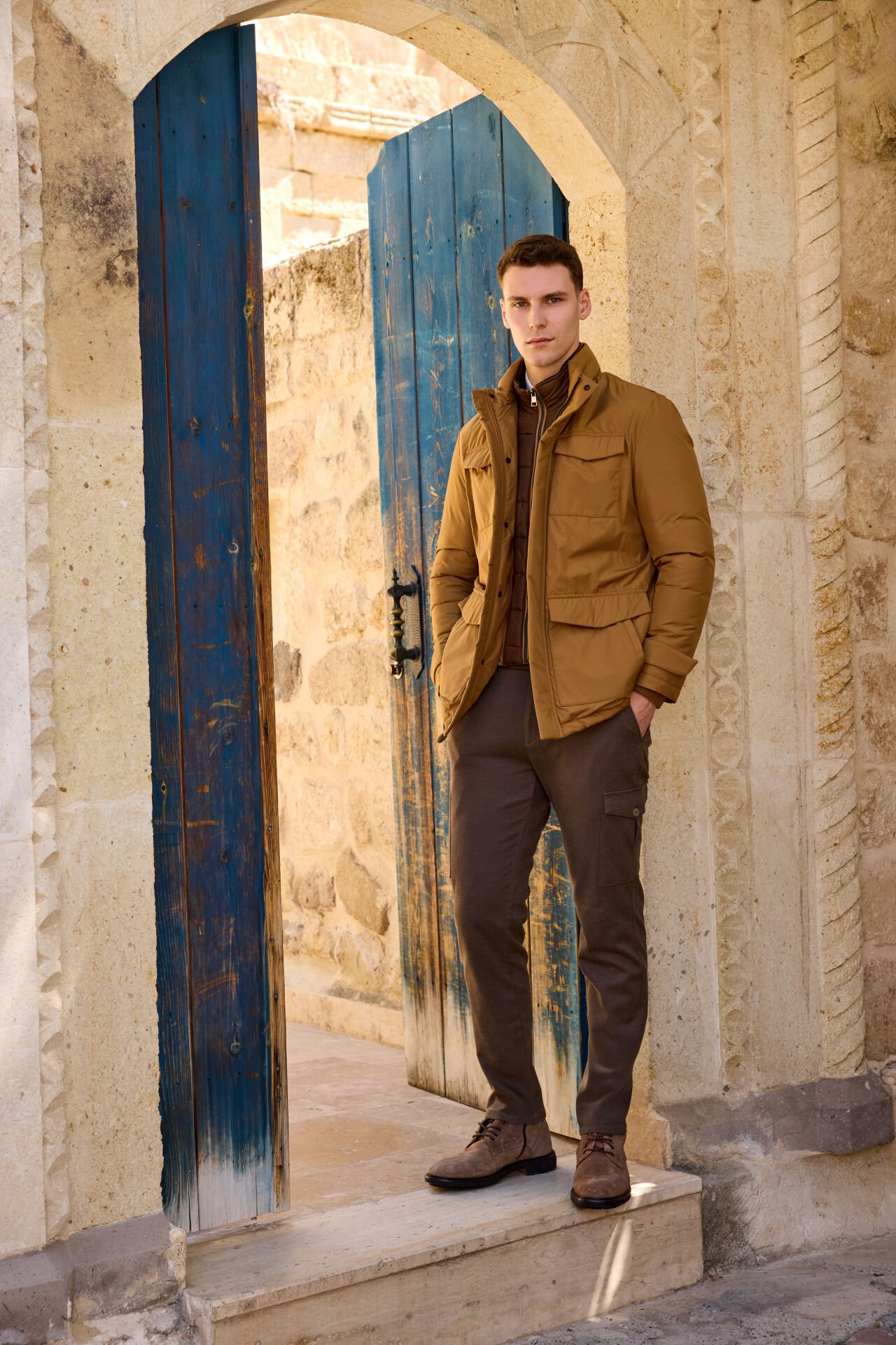 Spor kaban arıyorsanız, çift yaka ve çok cepli detaylarıyla bu model ihtiyaçlarınıza cevap verir.