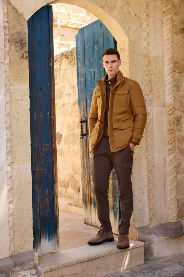 Spor kaban arıyorsanız, çift yaka ve çok cepli detaylarıyla bu model ihtiyaçlarınıza cevap verir.