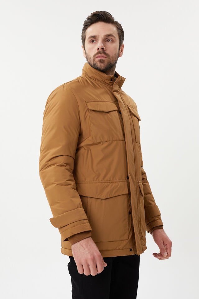 Spor kaban arıyorsanız, çift yaka ve çok cepli detaylarıyla bu model ihtiyaçlarınıza cevap verir.