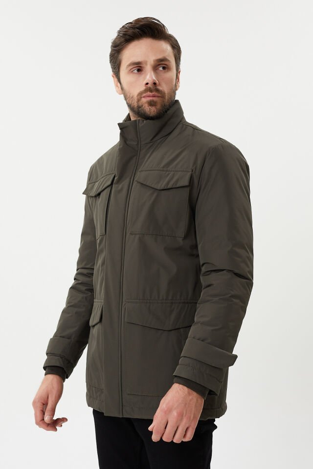 Spor kaban arıyorsanız, çift yaka ve çok cepli detaylarıyla bu model ihtiyaçlarınıza cevap verir.