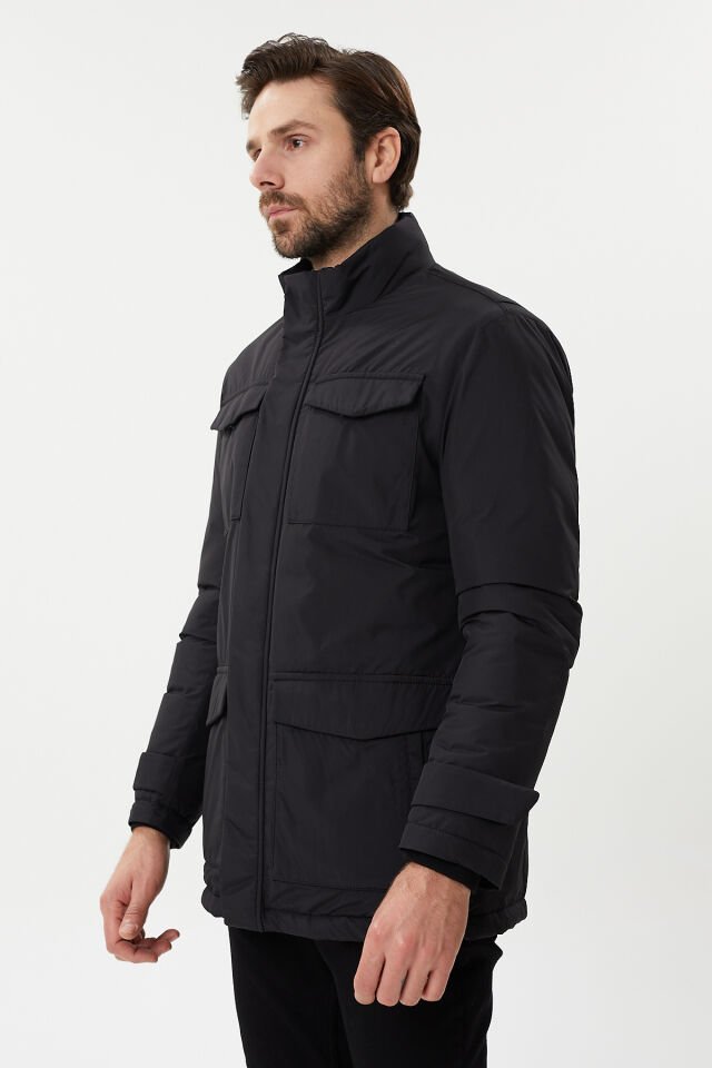 Spor kaban arıyorsanız, çift yaka ve çok cepli detaylarıyla bu model ihtiyaçlarınıza cevap verir.