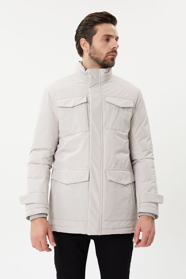 Spor kaban arıyorsanız, çift yaka ve çok cepli detaylarıyla bu model ihtiyaçlarınıza cevap verir.