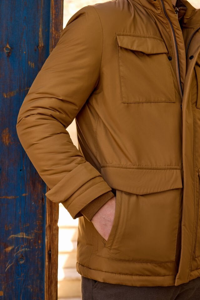 Spor kaban arıyorsanız, çift yaka ve çok cepli detaylarıyla bu model ihtiyaçlarınıza cevap verir.