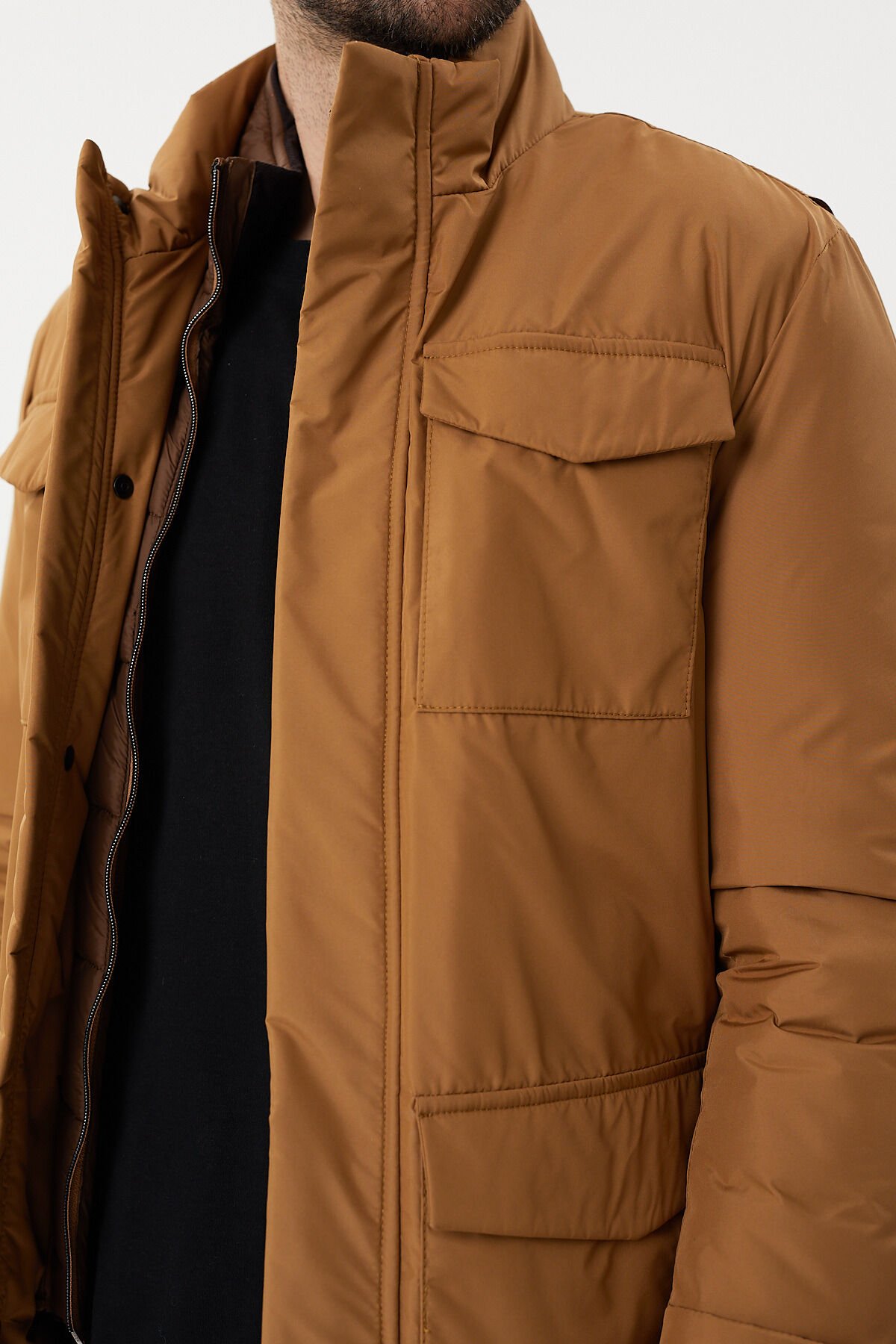 Spor kaban arıyorsanız, çift yaka ve çok cepli detaylarıyla bu model ihtiyaçlarınıza cevap verir. 50 - CAMEL KARAMEL