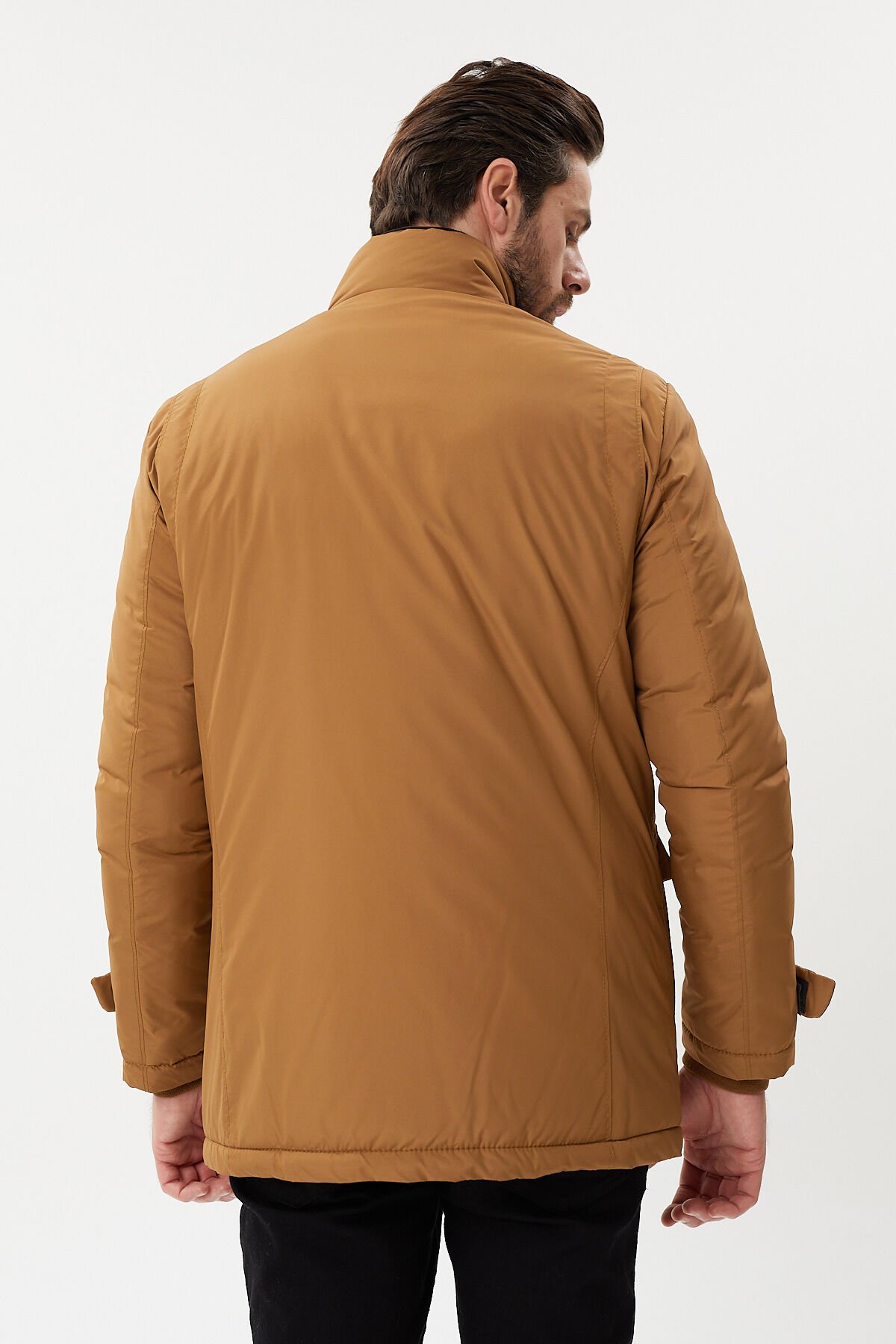 Spor kaban arıyorsanız, çift yaka ve çok cepli detaylarıyla bu model ihtiyaçlarınıza cevap verir. 54 - CAMEL KARAMEL