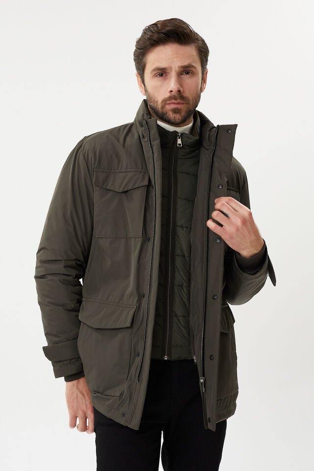 Spor kaban arıyorsanız, çift yaka ve çok cepli detaylarıyla bu model ihtiyaçlarınıza cevap verir. 48 - HAKİ YEŞİL